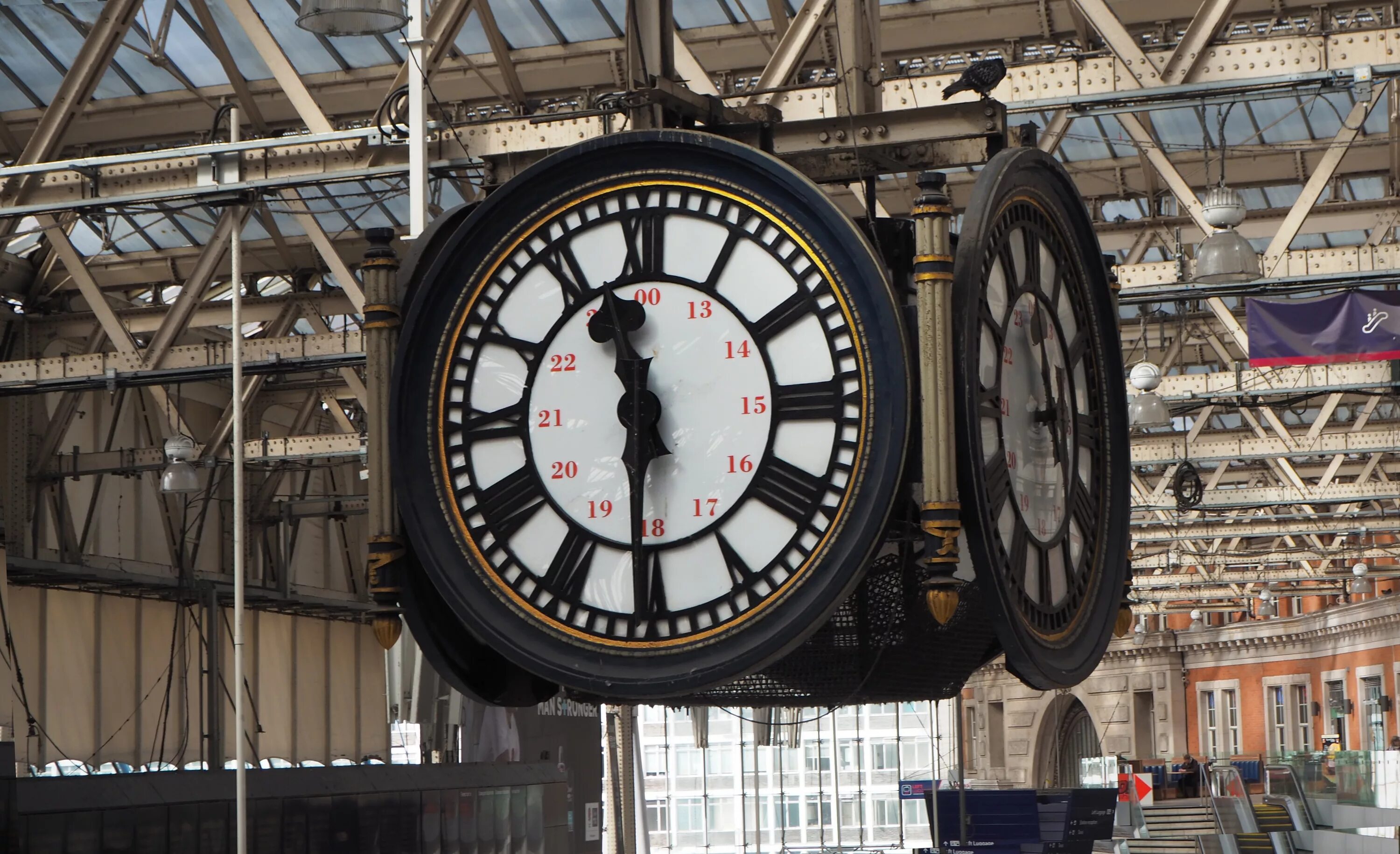 Часы жд вокзал. Часы london waterloo. часы на вокзале. швейцарские вокзальные часы. старинные вокзальные часы.