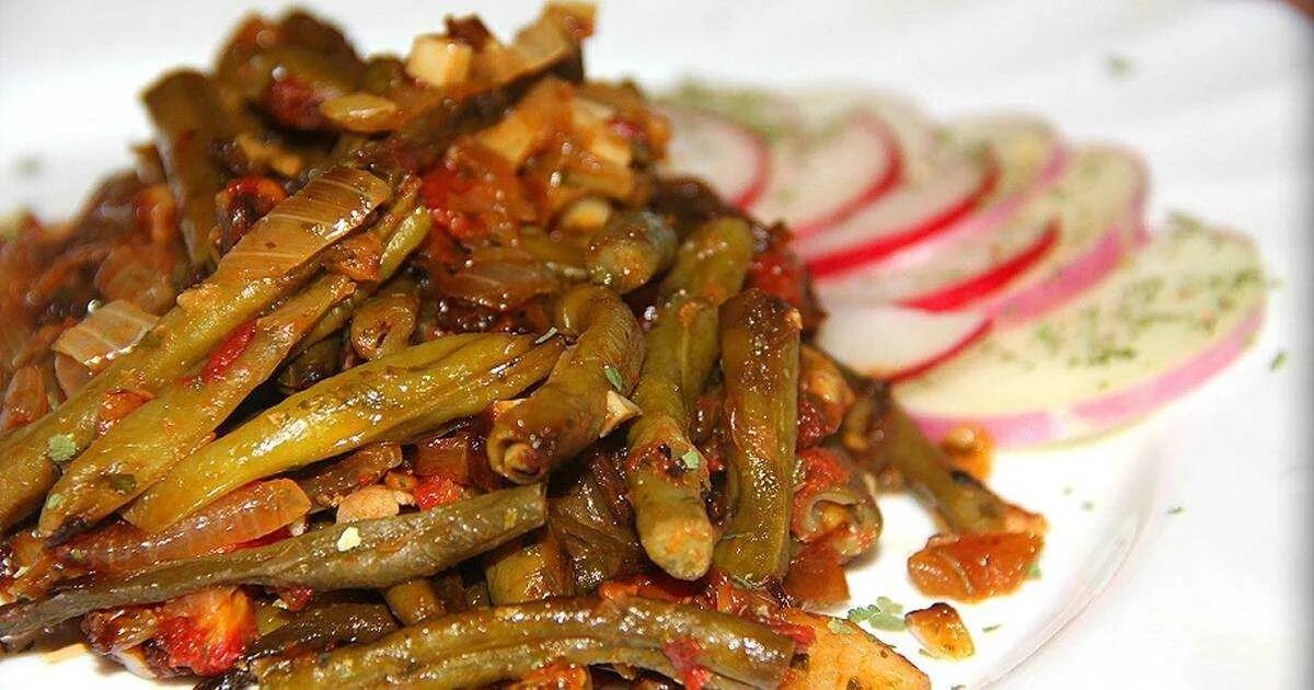 Лобио по грузински из стручковой. Лобио стручковая фасоль. лобио со стручковой фасолью. фасоль спаржевая лобио. лобио зеленая фасоль.