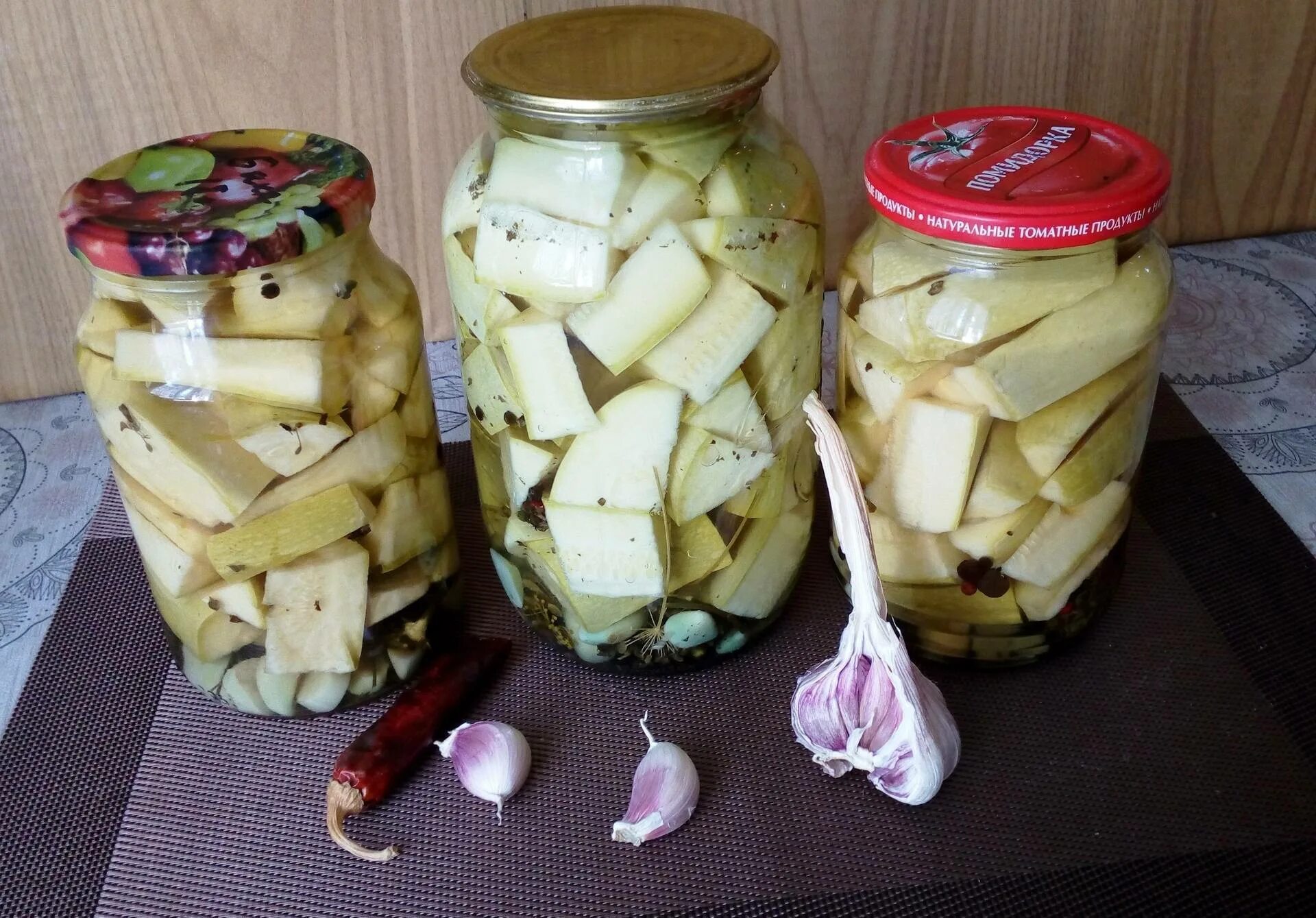 Маринованные кабачки быстрого приготовления на зиму. Кабачки на зиму без стерилизации. кабачки на зиму заготовки без стерилизации. консервированные кабачки. маринованные кабачки на зиму без стерилизации.