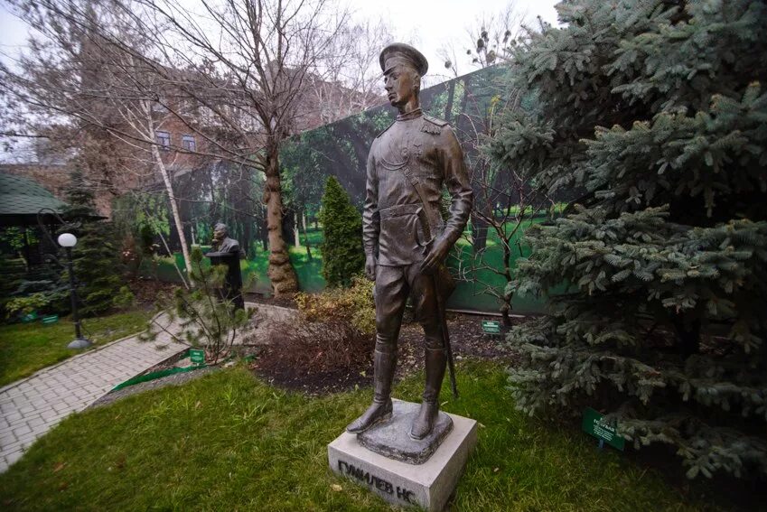 памятник гумилеву в харькове. гумилёв николай степанович памятник. памятник гумилёву в петербурге. памятники гумилеву николаю. памятник гумилёву в петербурге.