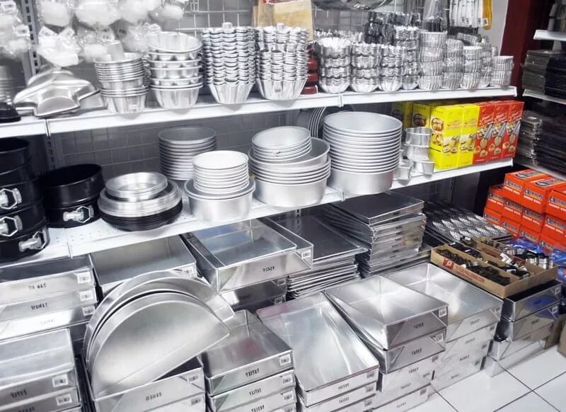 инвентарь для кухни. кухонная посуда и инвентарь. выкладка посуды в магазине. металлическая посуда. бытовые аксессуары москва.