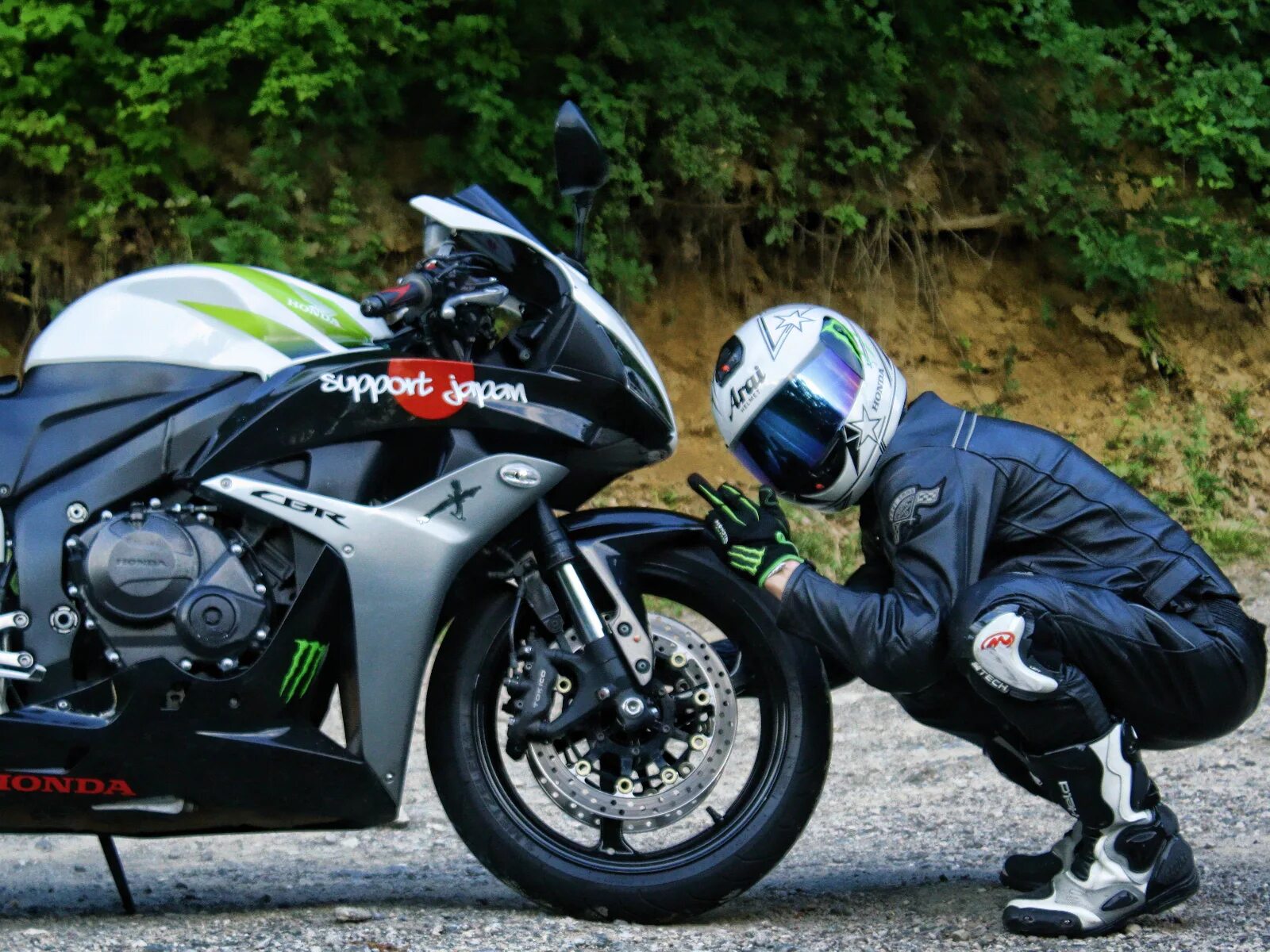 Короткая байка. Мотоэкипировка для Ямаха r1. Yamaha r1 разгон. Мотоциклист на мотоцикле.