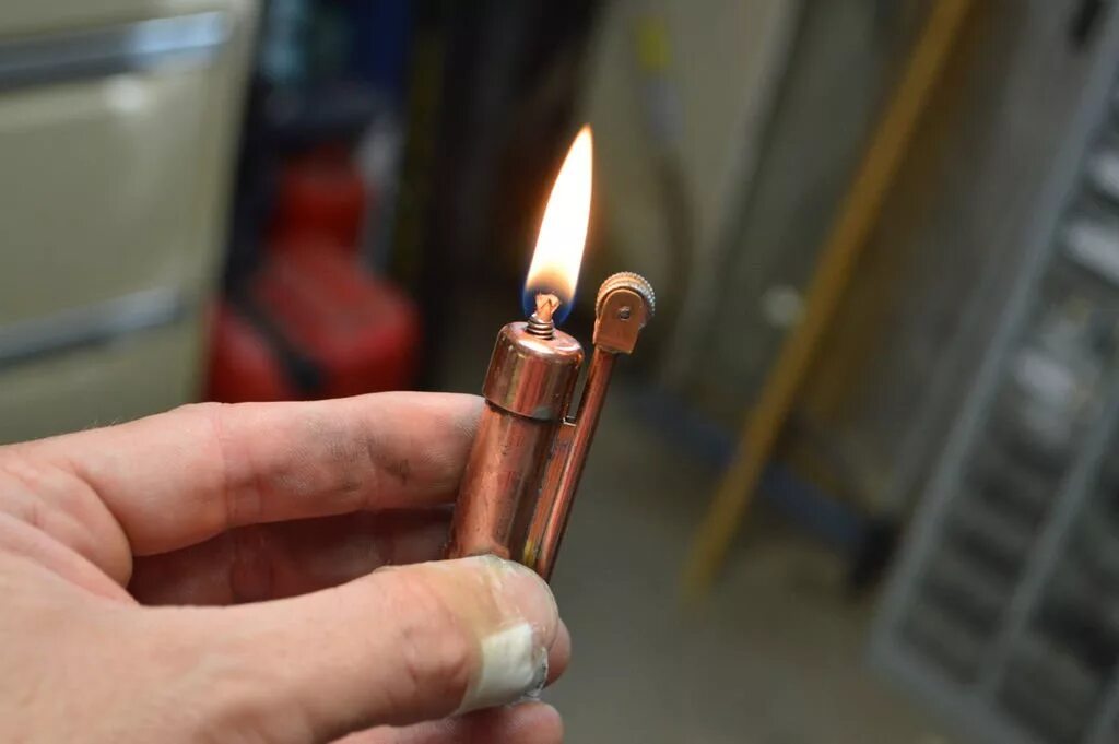 Как сделать зажигалку. Интересные зажигалки. Зажигалка в руке горит. Необычные зажигалки. Советские бензиновые зажигалки.