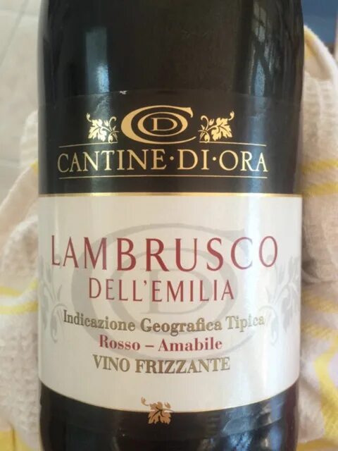 Lambrusco dell emilia цена. Вино Lambrusco dell Emilia Amabile. Ламбруско dell Emilia Amabile. Vino Frizzante Bianco Amabile dell'Emilia Lambrusco Cantine di ora 10 градусов.