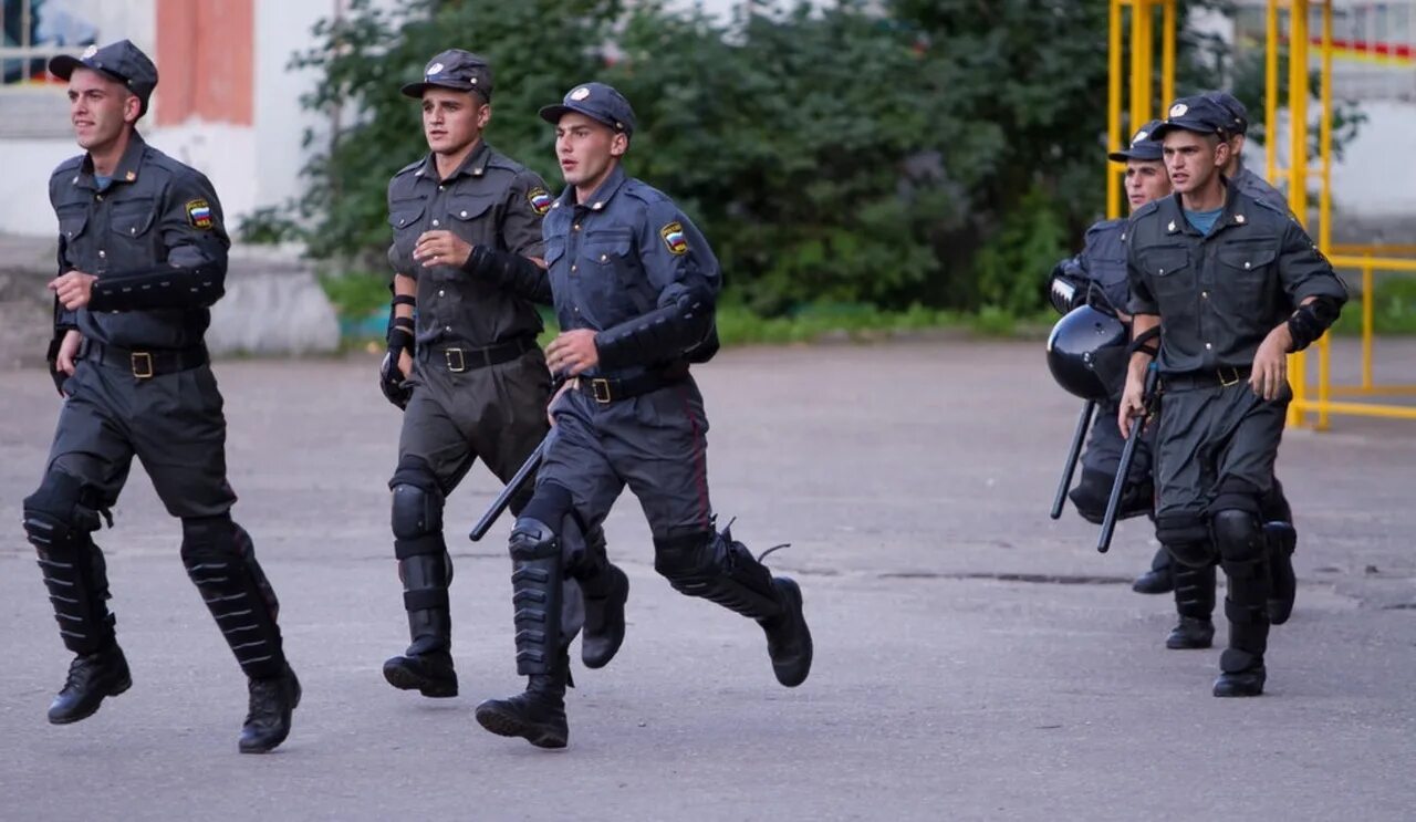 Российский полицейский. Полицейский бежит. Бежит от полиции. В погоне за преступником