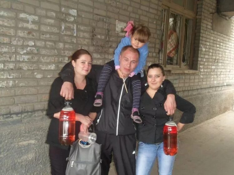 Семья пьяниц. Пьянство родителей. Семья пьяниц. Ребенок с пивом. Дети в семье алкоголиков.