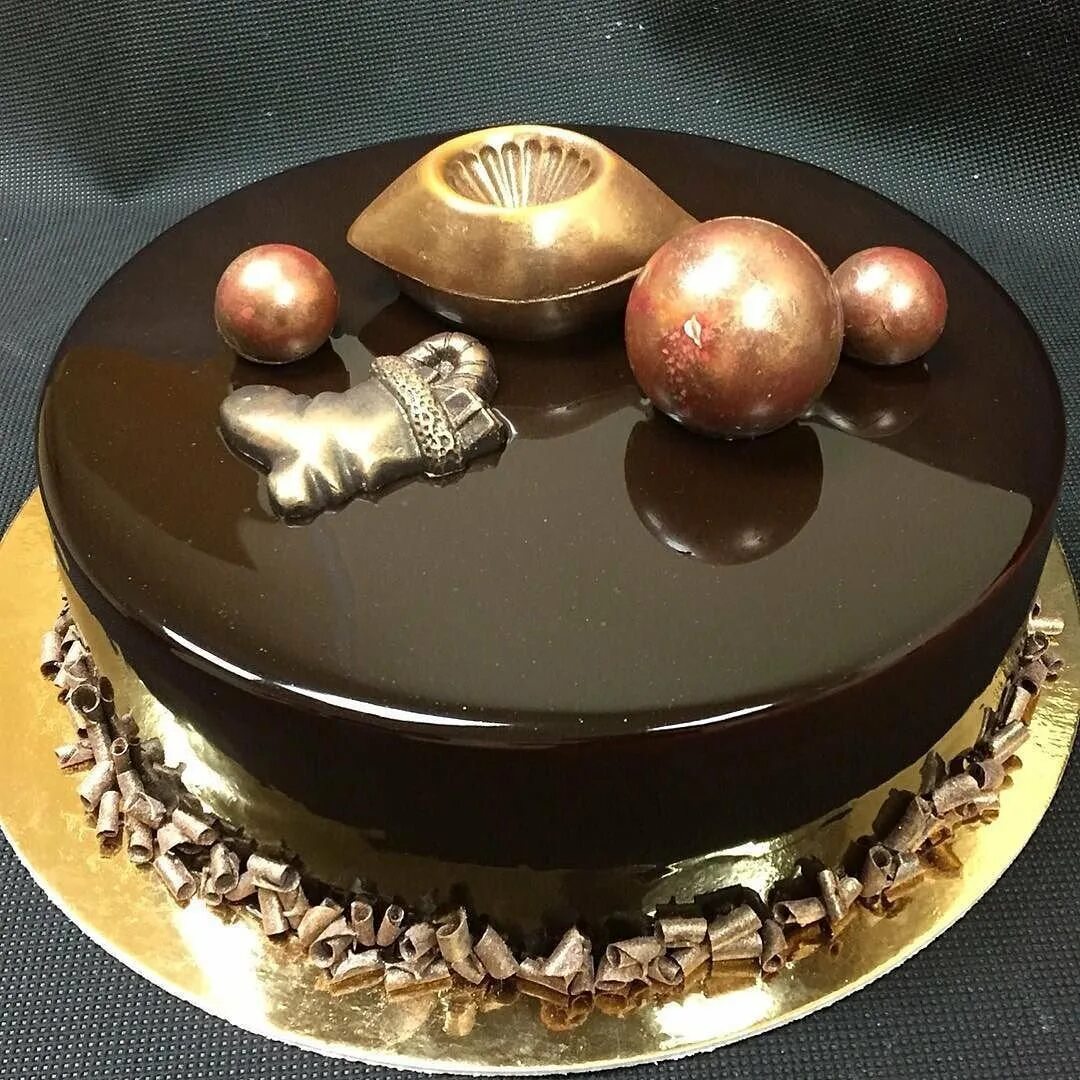 Украшение торта шоколадными шариками. Торт с шоколадными шарами. Декор торта шарами из шоколада. Декор торта шоколадными шарами.