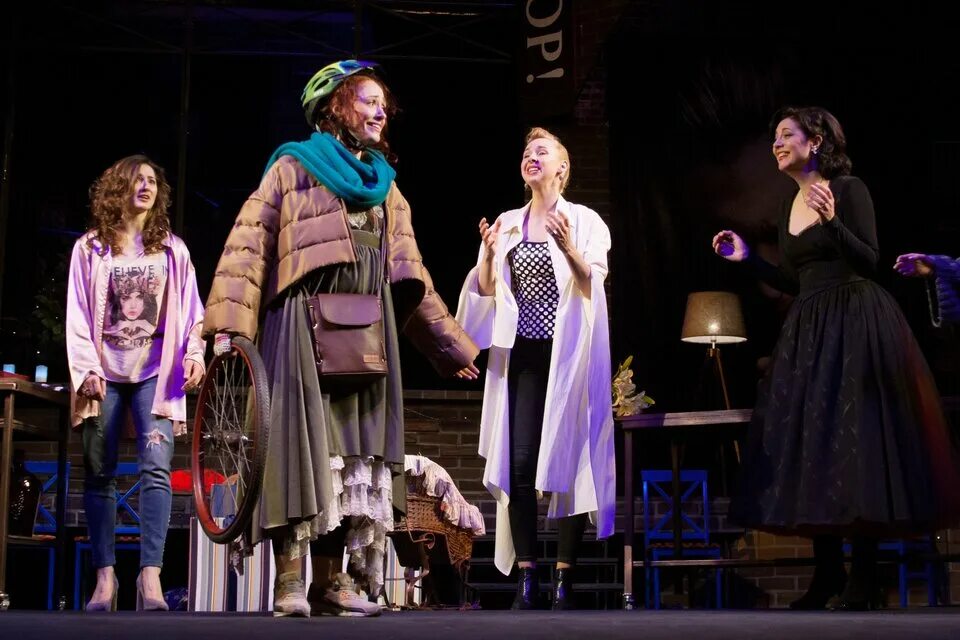 спектакль девичник минск. козий остров спектакль. театры спектакли минск. спектакль павлинка фото. фрунзе 5 минск дом литератора.