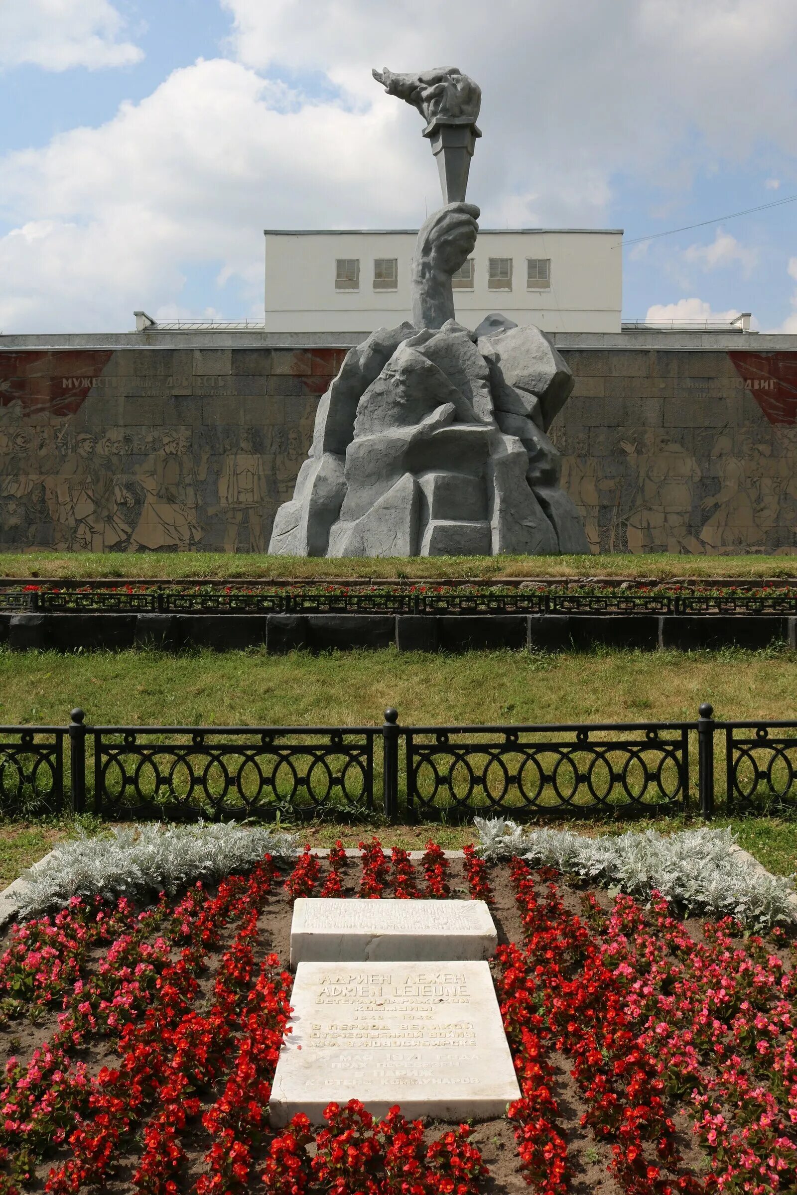Сквер революции памятник. Сквер героев революции в Новосибирске. Памятник сквер героев революции. Памятник героям революции в Новосибирске. Сквер героев гражданской войны в Новосибирске.