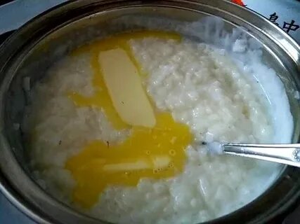 Рисовая каша на плите молоке в кастрюле