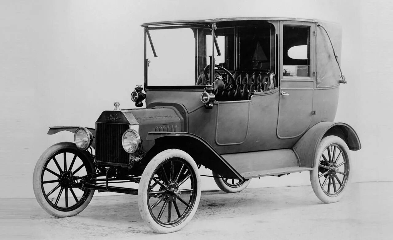 Автомобили 1 час. Автомобиль Генри Форда 1908. Первый серийный автомобиль Генри Форда. Ford model t. Первый автомобиль 19 века.