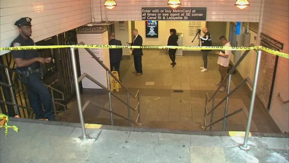 Первые минуты нападения на крокус. Стрельба в метро Нью-Йорка. В метро Нью-Йорка произошла стрельба. Прямая трансляция. Социальная реклама в метро Нью-Йорка.