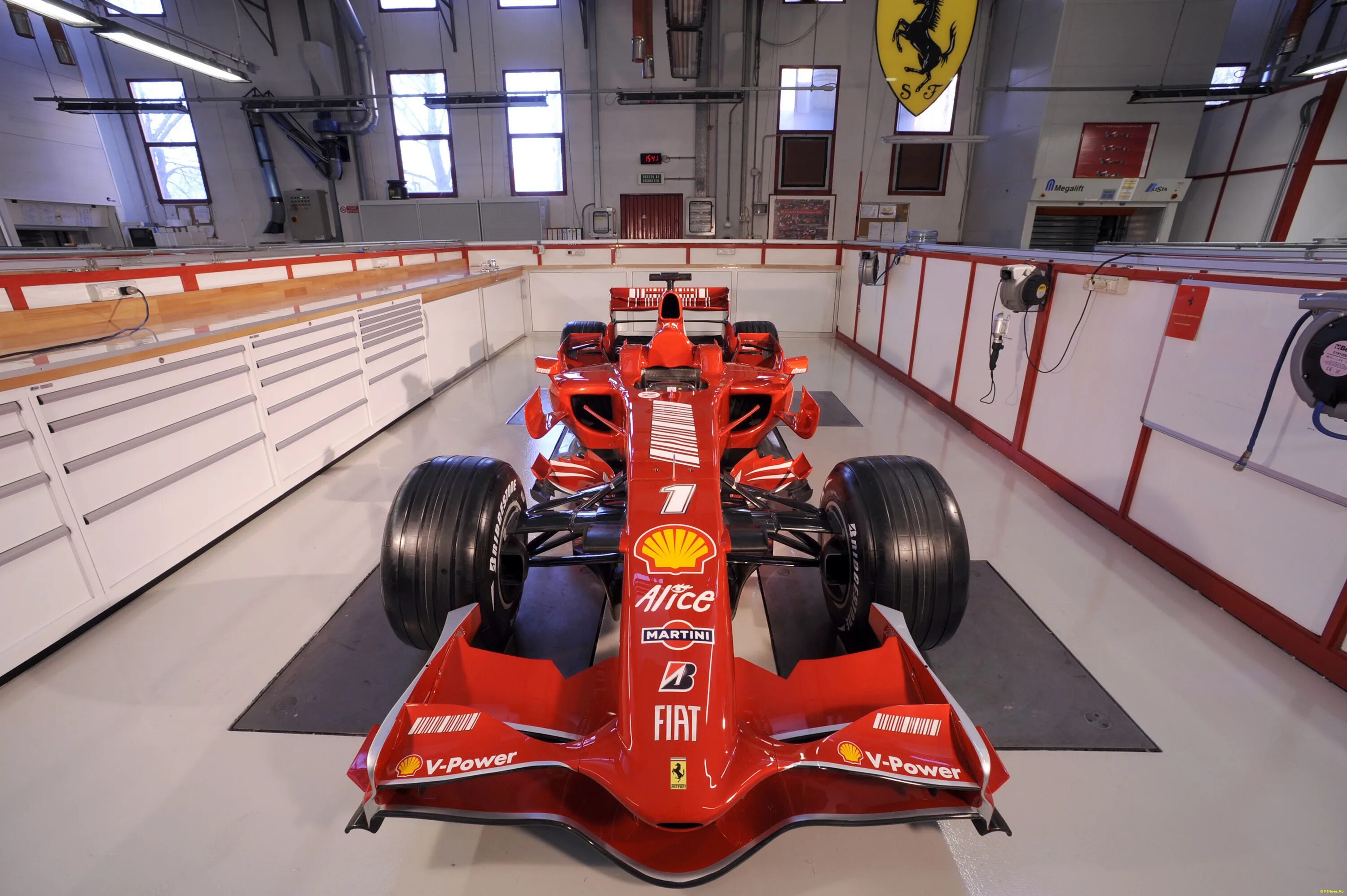 Ferrari f2008 f1. Болид Феррари 2008. Ferrari f1 2004. Феррари ф 1 Антарес катер.