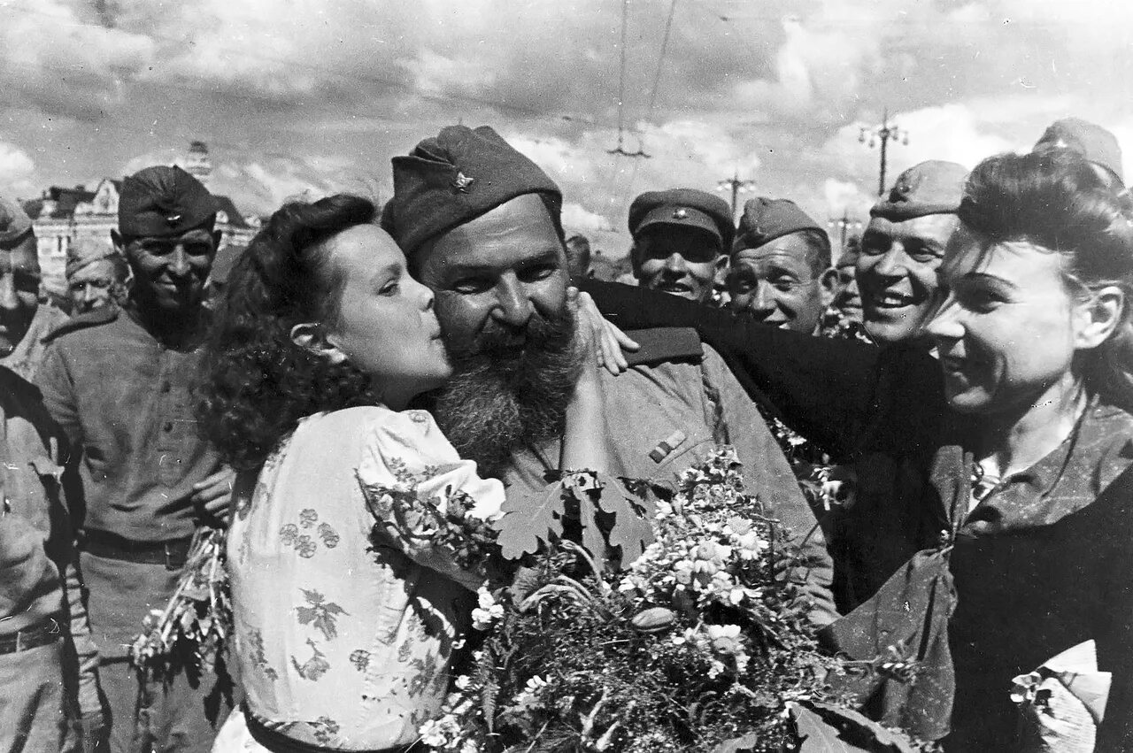 Встреча Победы 1945. Фотохроника Победы 1945. Победа в Великой Отечественной войне 1941-1945. Солдаты Победы 1945. Видео после победы