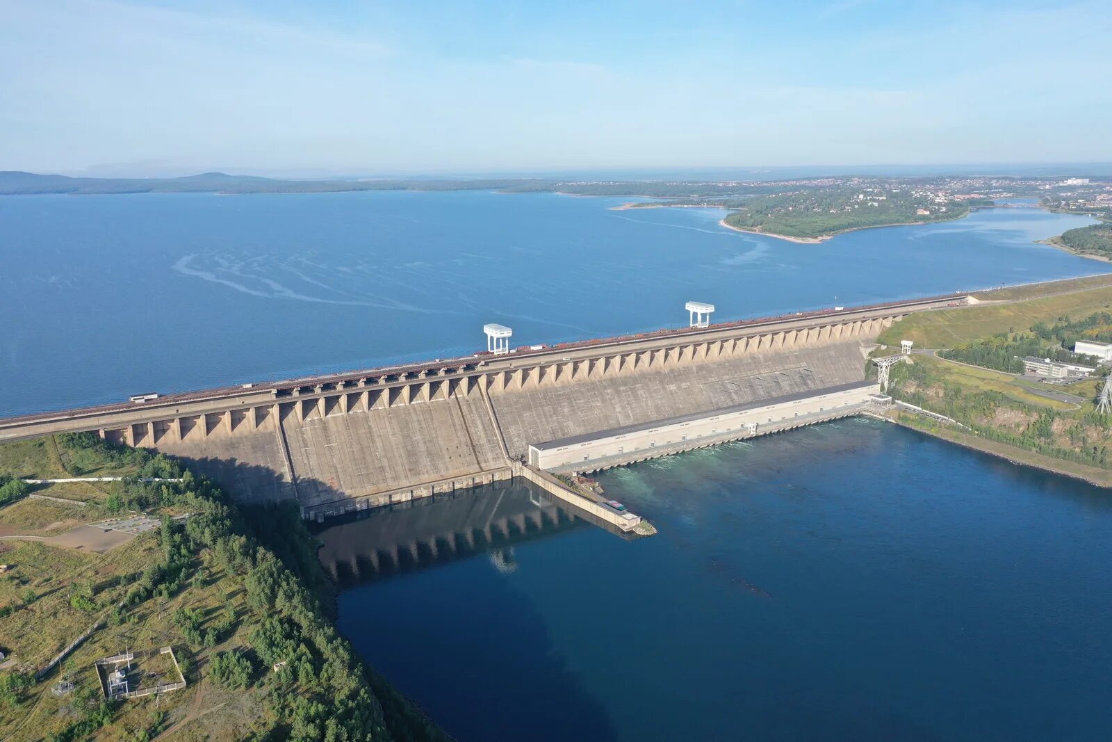 Плотина братской гэс. Братская гэс в братске. Братск гидроэлектростанция. Братская гэс река. Братская гэс река.