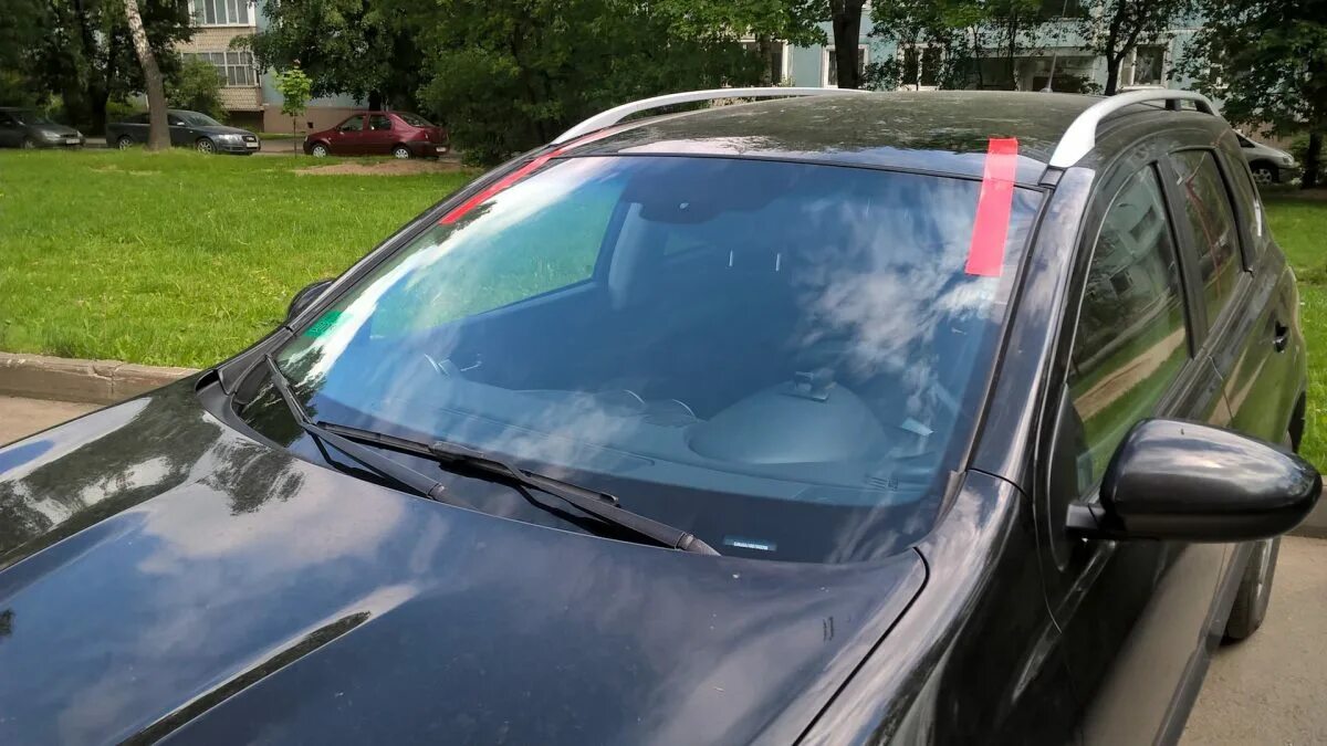 Переклейка лобового стекла volvo. Переклейка лобового стекла. Переклейка лобового стекла lc100. Вклейка лобового стекла на машину. Переклейка машины.