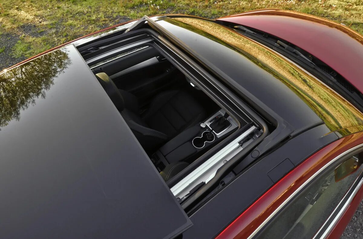 Как открывается люк. Мерседес w204 с панорамной крышей. mercedes-benz c-класс panoramic sunroof. w204 coupe панорамная крыша. mercedes benz c class w204 люк в крыше.