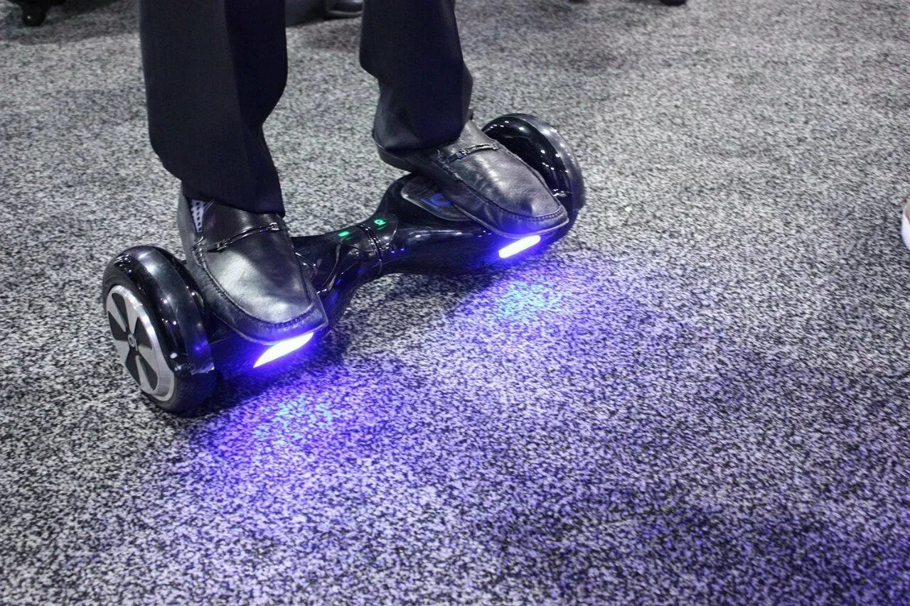Штучка на колесах. Скейтборд на 2 колесах. Электрический баланс скутер. Segway скутер двухколёсный. Тележка с площадкой.