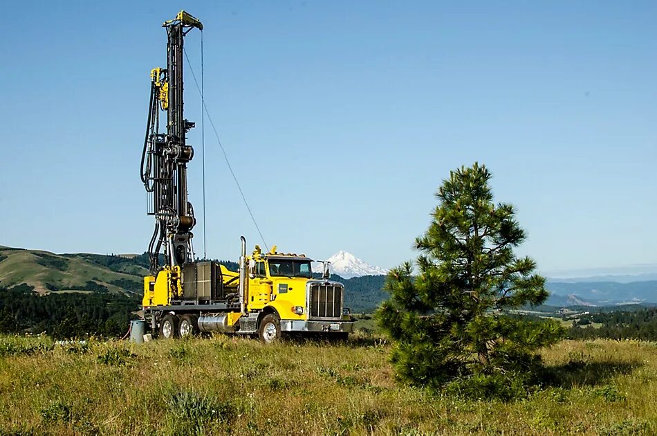 Бурение скважин. Скважины для добычи полезных ископаемых. Water well drilling. Бурение скважин на воду. Скважина на воду.