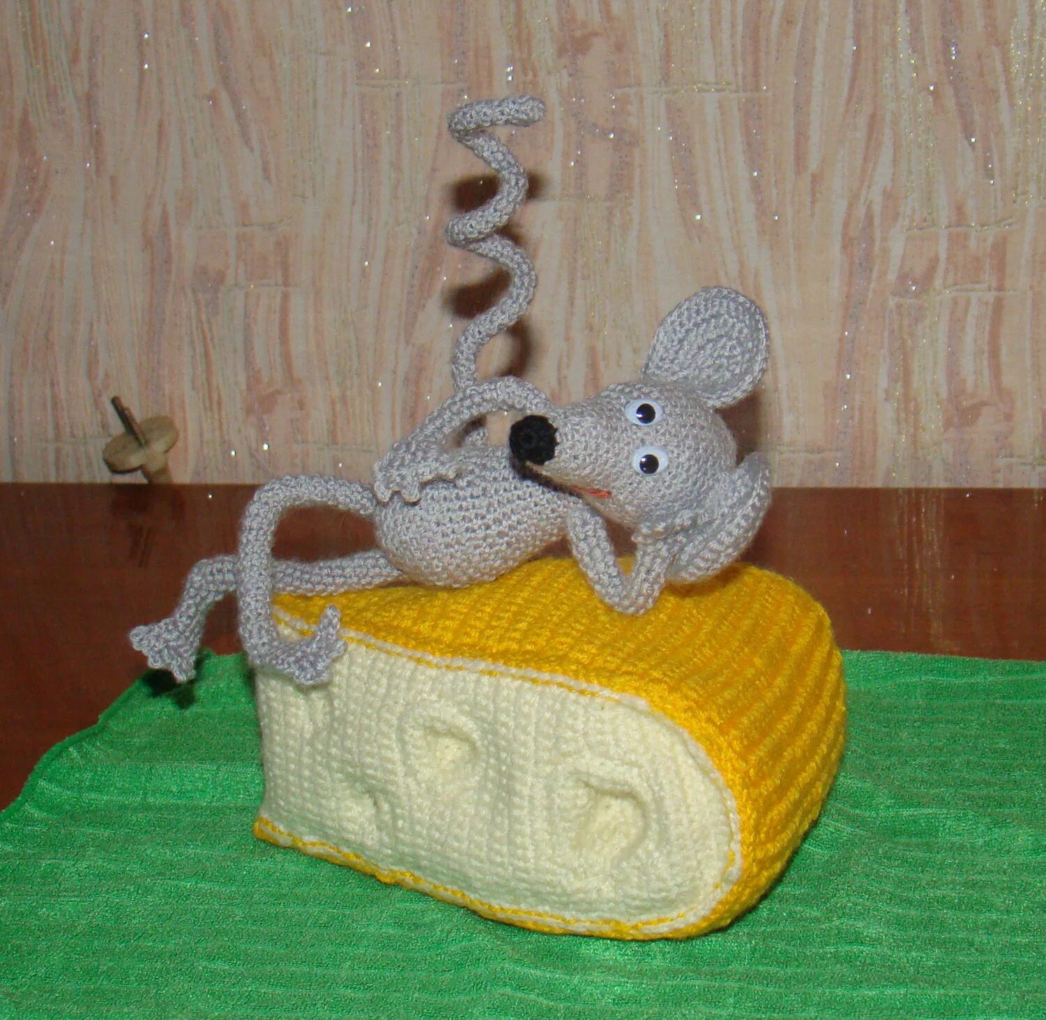 поделка мышь и сыр. мышка в сыре. сыр с мышкой из бумаги. аппликация сыр. мышка из бумаги.