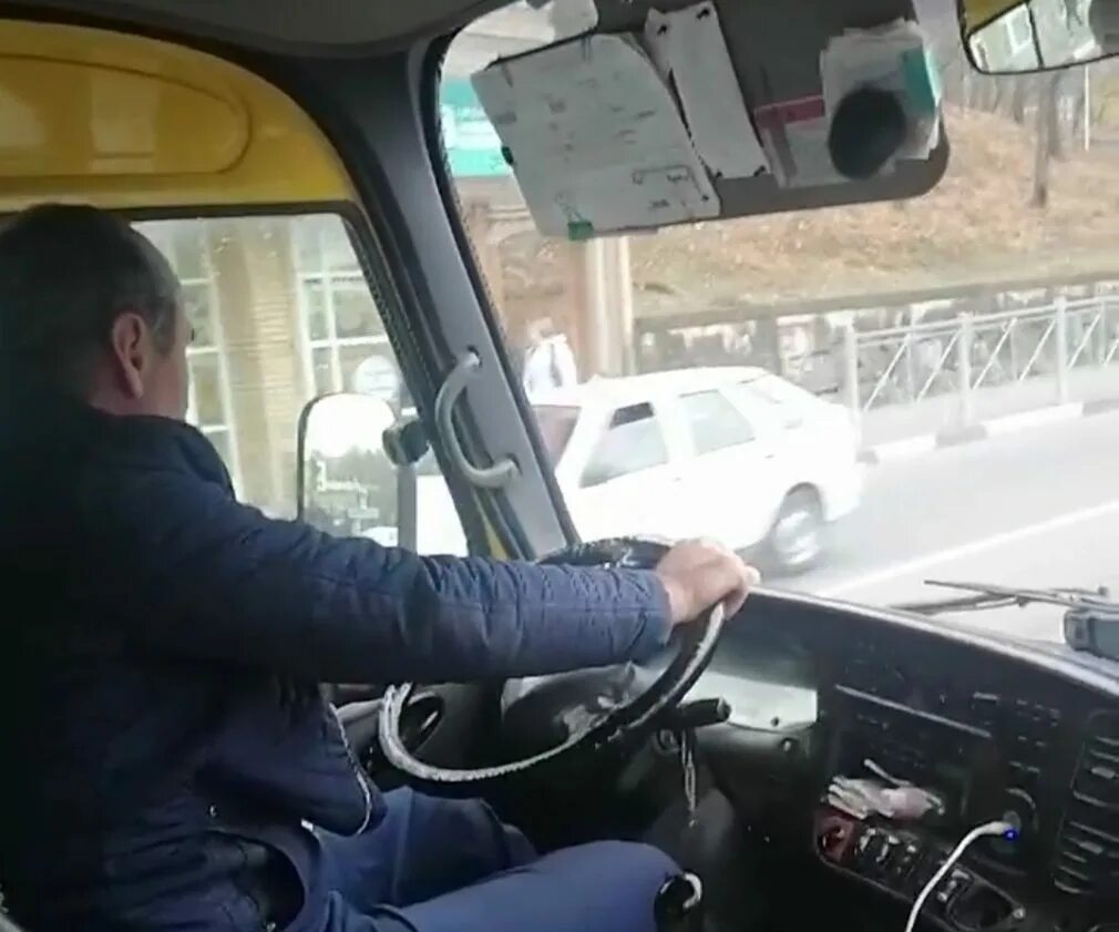 Водитель автобуса сказал. Водила маршрутки. За рулем автобуса. Водитель китайского автобуса ржет. Водитель автобуса сказал.