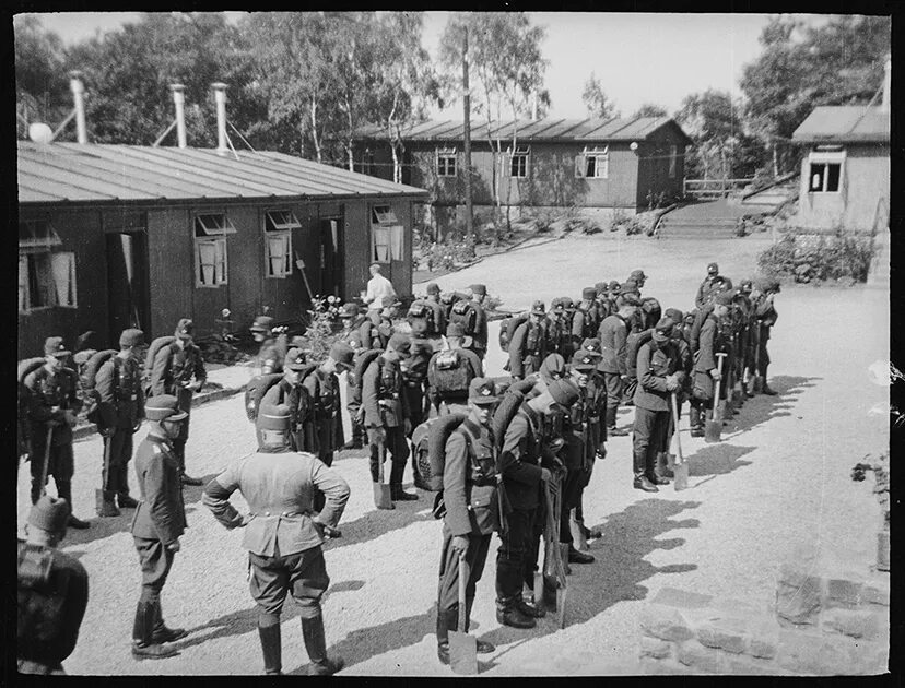 Рабочий дол. Рабочие лагеря немцев. Рабочие лагеря нацистов гримма. Молодежь фашисты 39 года. Полигон третьего рейха фото.