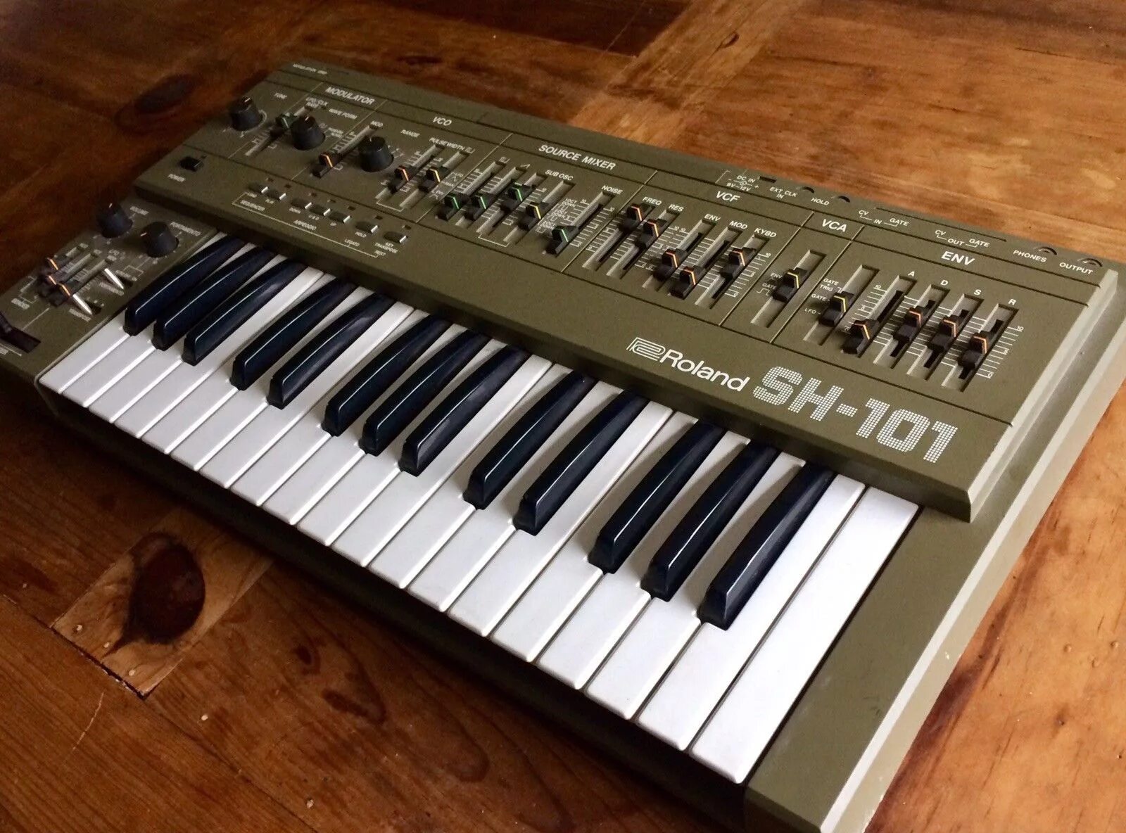 Synth palace. Sh 101. roland 101. vintage synth roland. roland analog synth.