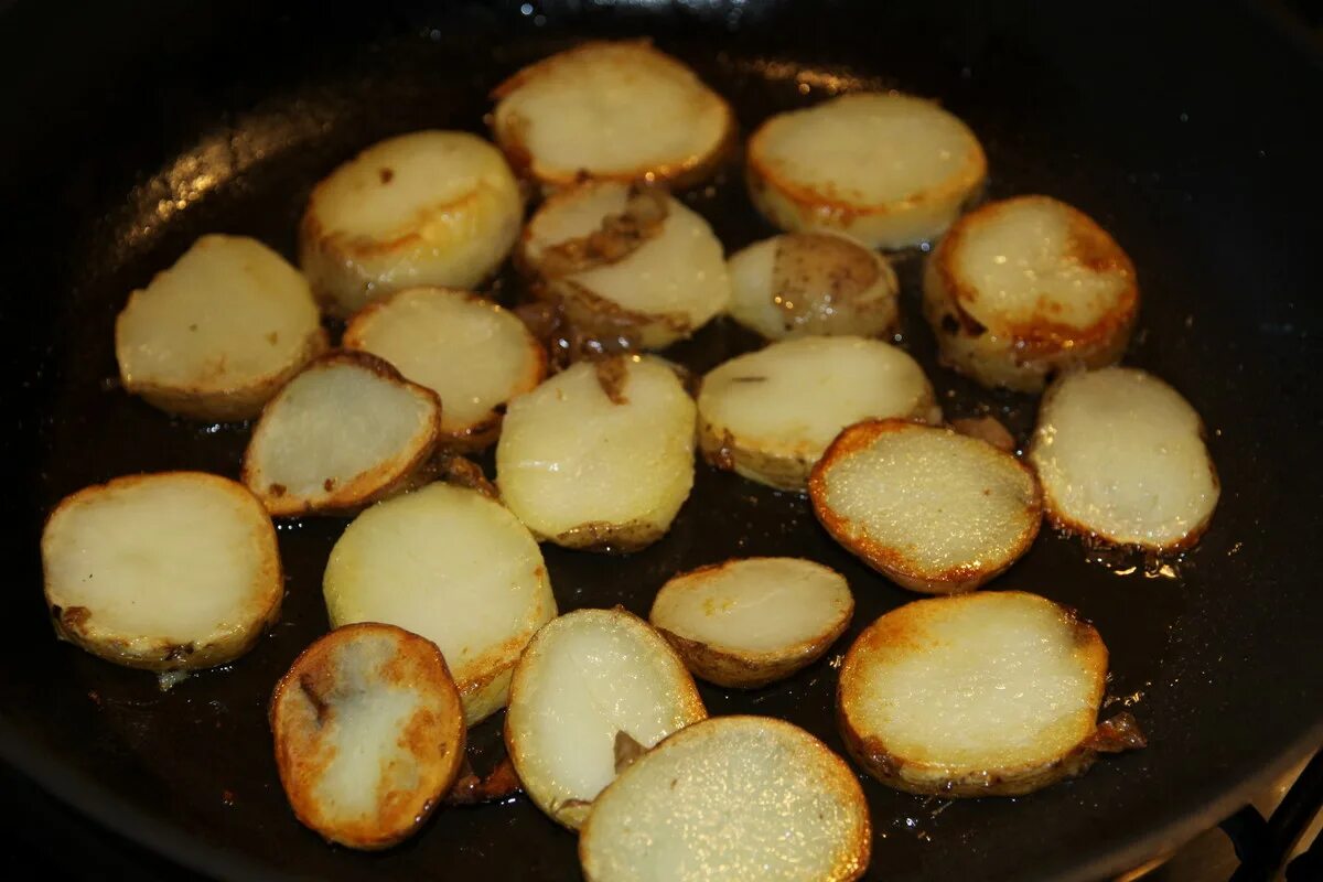 Jarenaia kartoshka. Вареная обжаренная картошка. Картофель на сковородке. Вареный картофель обжаренный на сковороде. Вареный картофель обжаренный на сковороде.