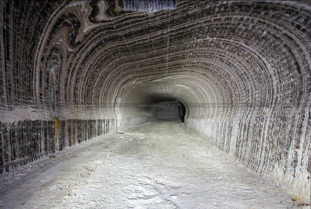 Илецкая соль добыча. Соль илецкие соляные шахты. Солевые шахты в румынии. Солевые шахты соль илецк. Гигантская шахта.