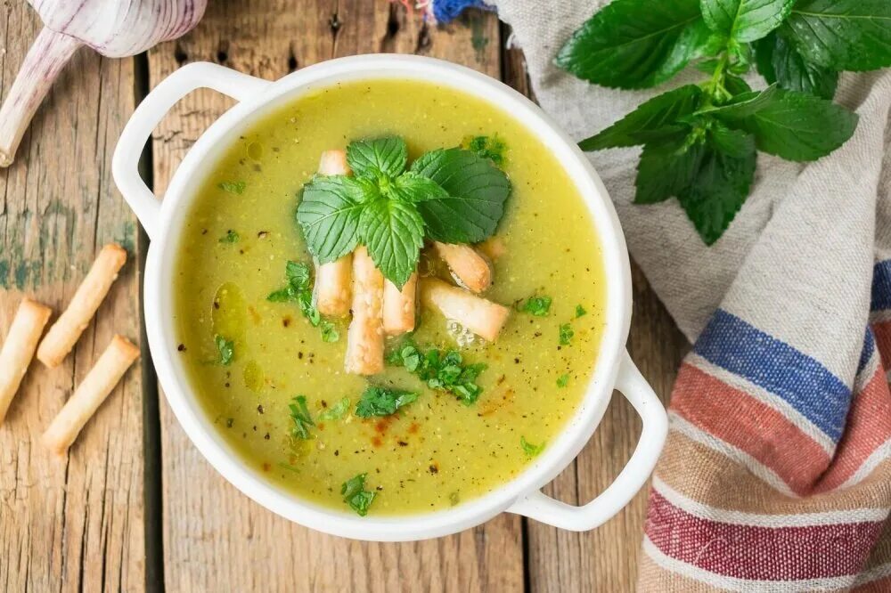 Суп пюре картошка курица. Суп-пюре «гороховый». суп пюре из кабачка. гороховый крем суп. овощной крем суп.
