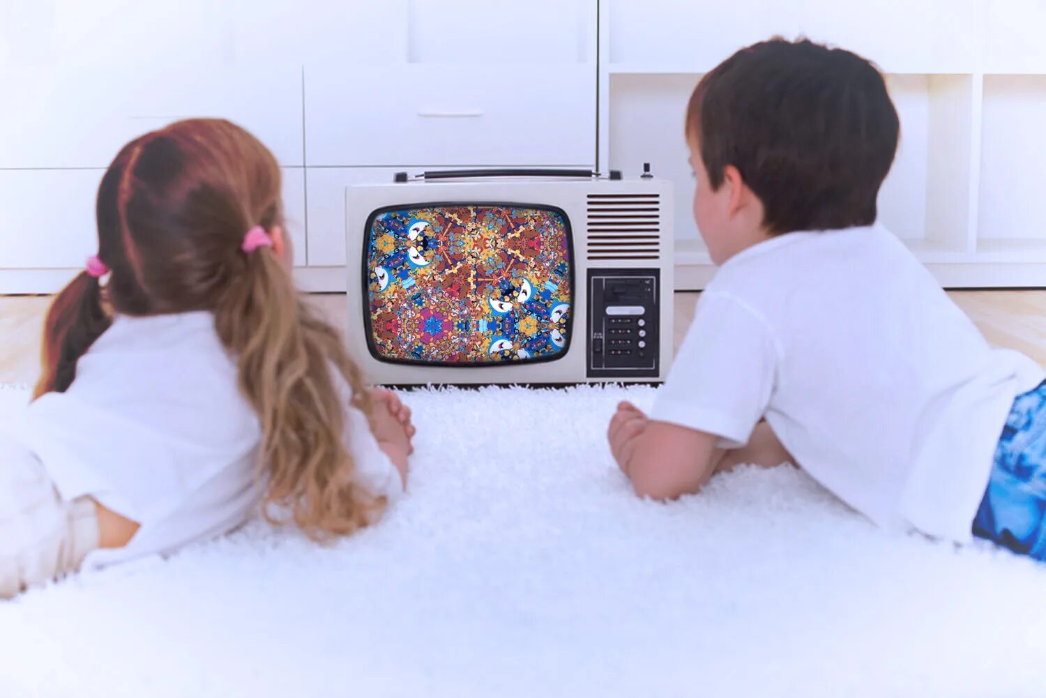 Kids watching tv. Телевизор для детей. Телевизор для дошкольников.