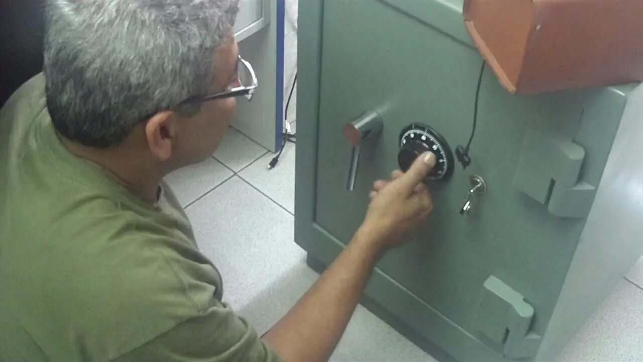 Сейф модель 7000 электронный замок. Сейф валберг ключ и код. Сейф с кодовым замком инструкция. Замок для сейфа aiko. Инструмент для вскрытия сейфов.