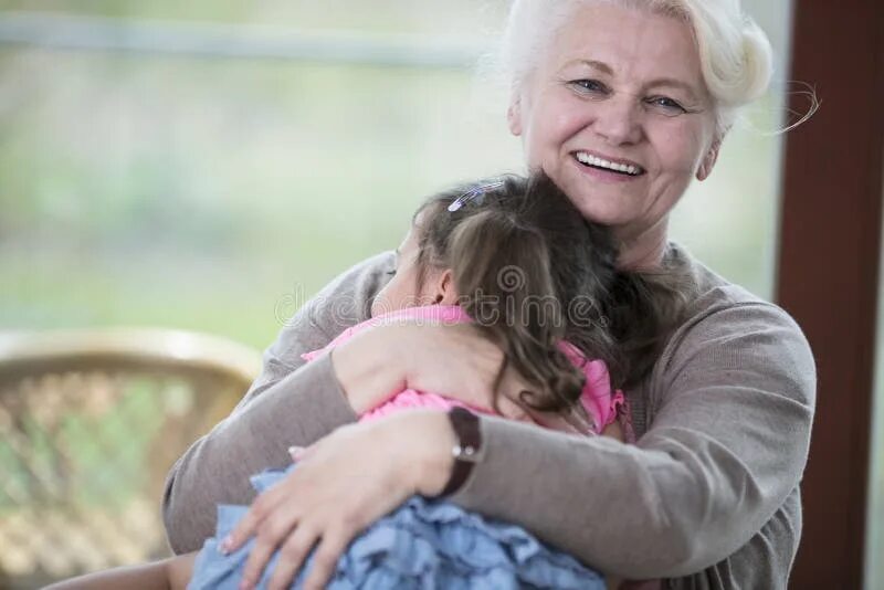 Приснилась бабушка обнимает. Бабушка обнимает. Бабушка обнимает внучку. Внучка обнимает бабушку. Объятия с бабушкой.