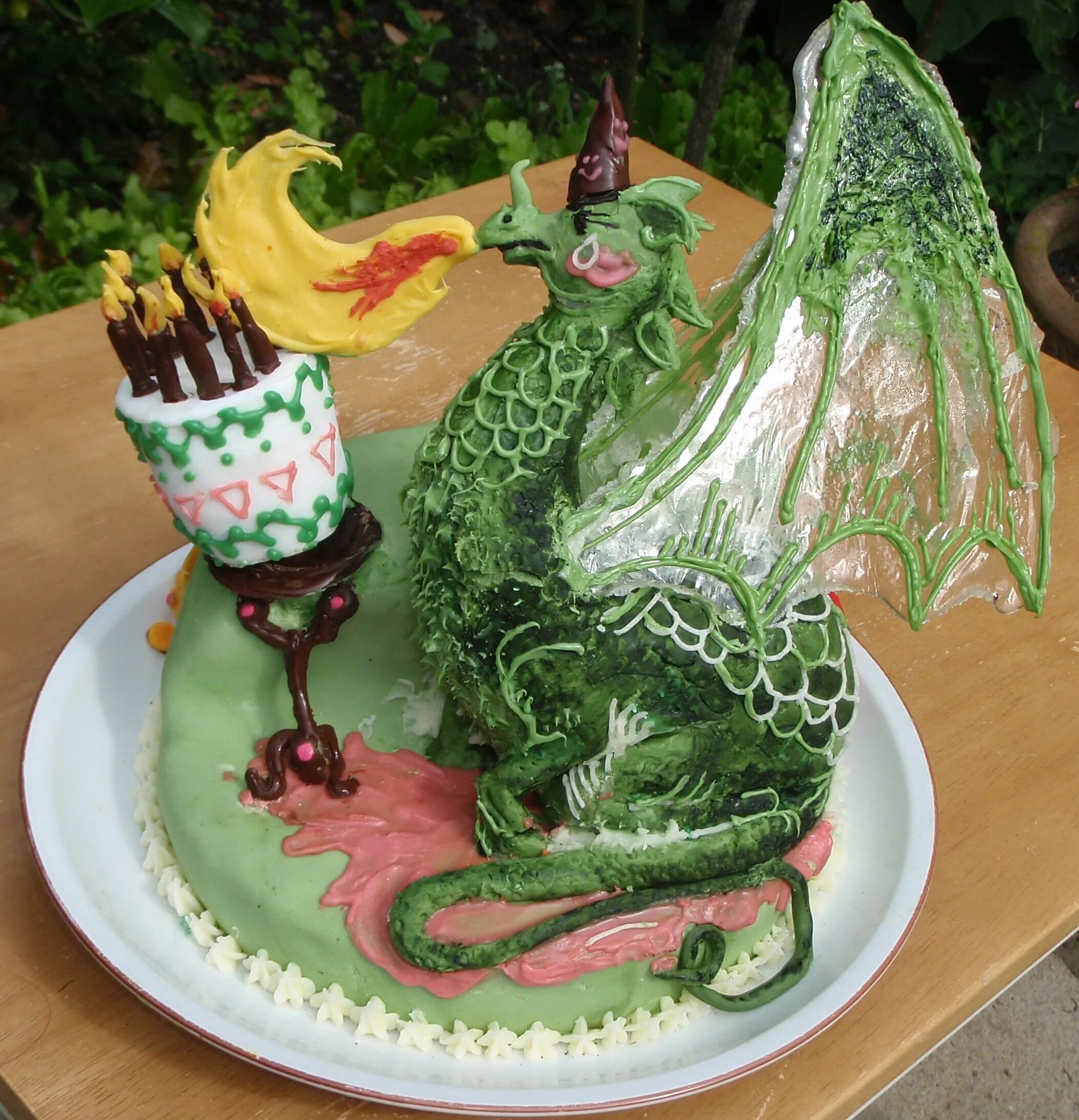 Дракончик с тортиком. Торт в виде дракона. Торт с дракончиками.