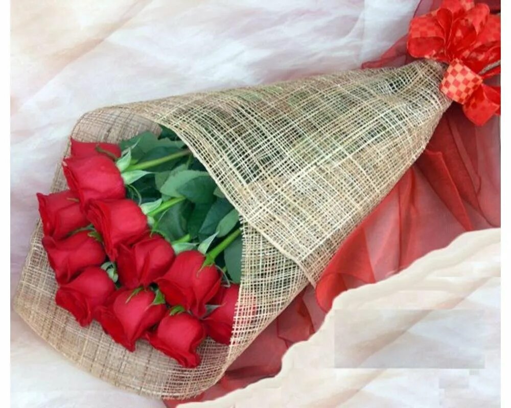 Во что упаковывают цветы. Красивая упаковка букета. Розы в красивой упаковке. Упаковать букет в сетку. Красивая упаковка для цветов.