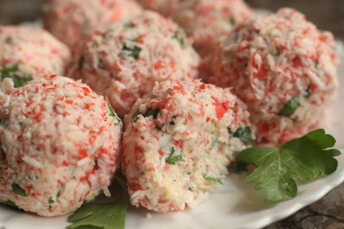 Кухня наизнанку салат из крабовых палочек. Закуска из крабовых палочек. вкусная закуска из крабовых палочек. закуска из крабового мяса. закуски из крабовых палочек на праздничный стол.