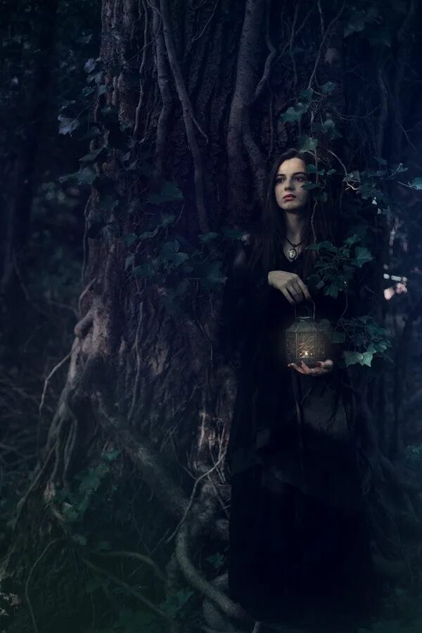 Лесная ведьма часть 1 том 1. Лесная ведьма Роанок. Лесная колдунья. Ведьма в лесу. Ведьма фотосессия.