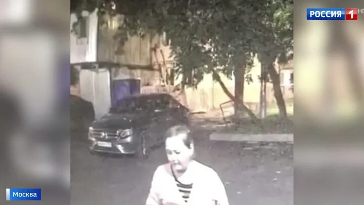 Оставить женщину с ребенком. Женщина бросила ребенка в подъезде. Женщина выкинула ребенка. Женщина бросившая ребенка. Женщина бросившая ребенка в москве.