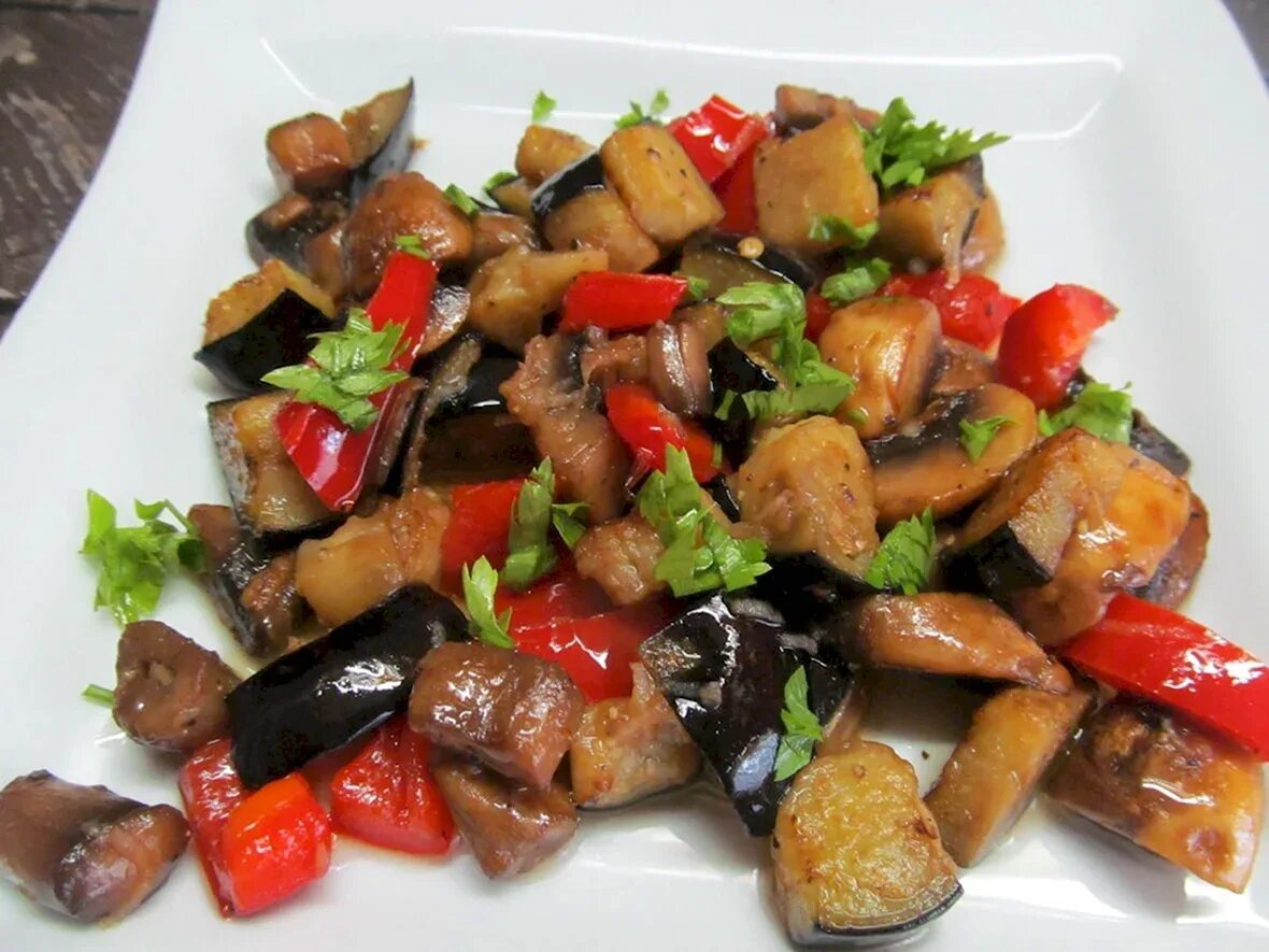 Салат курица баклажаны помидоры. Тёплый салат с баклажанами и курицей. горячий салат из баклажанов. салат из жареных баклажанов. салат с баклажанами и перцем.