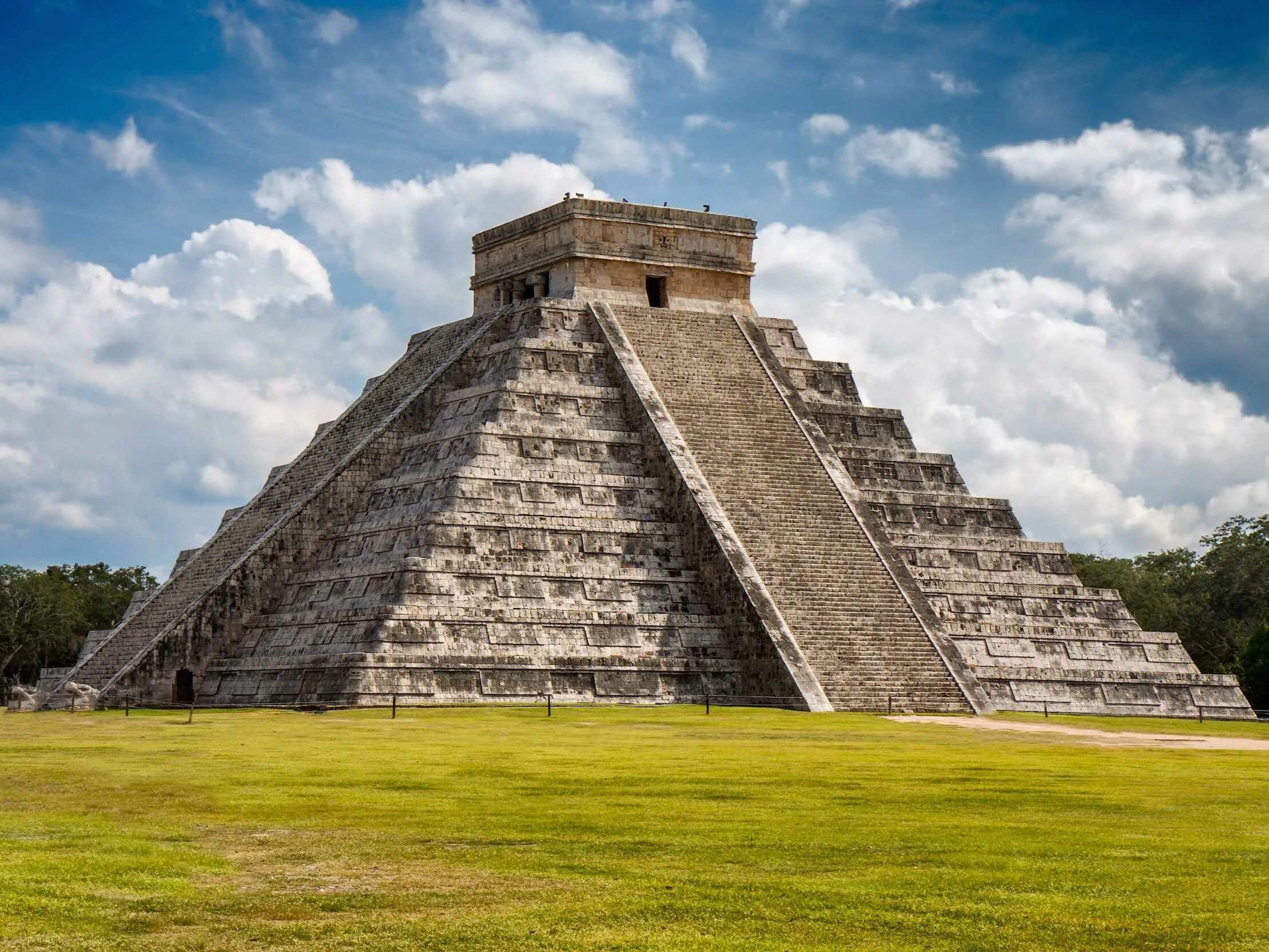 Постройки древности. Пирамида Майя Чичен-ица Майя. Чичен-ица Мексика. Чичен ица ЮНЕСКО. Пирамиды Чичен-ица в Мексике.