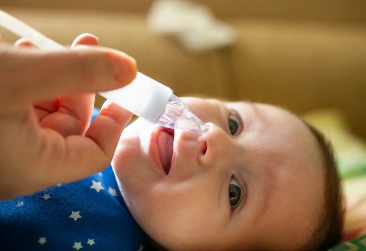 Сопли чистить ребенку. Аппарат для очистки носа ребенка. Как чистить нос новорожденному аспиратором. Для очистки носа новорожденного приспособления. Турундочки для новорожденных для носа.