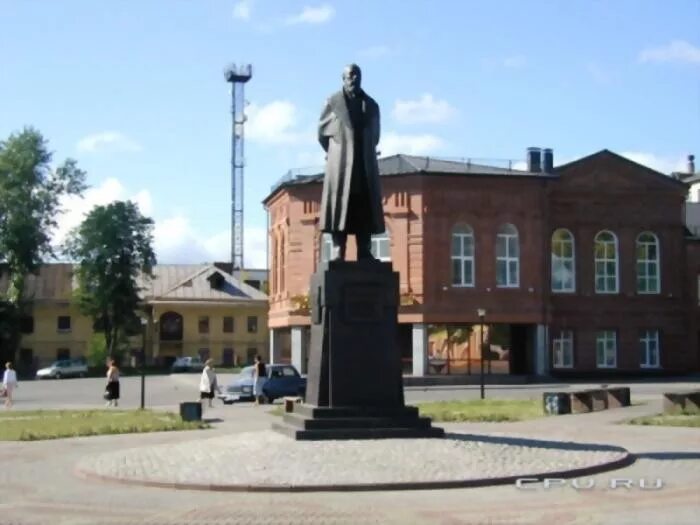 Памятник купцу череповец. Чем славится череповец. Памятник преемственность поколений череповец. Памятник милютину в череповце. Сквер милютина череповец.