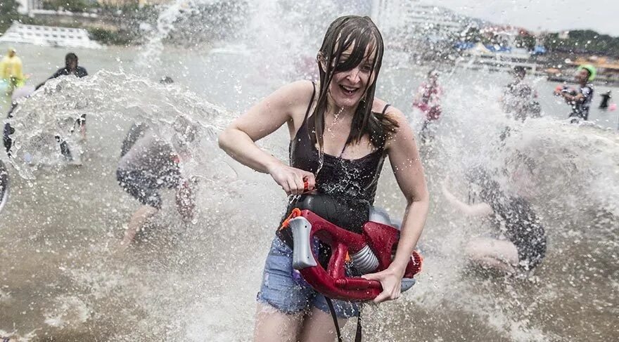 Get wet. Обливание водой обезьяны. The Water-sprinkling Festival. Water-sprinkling Festival of the Day.