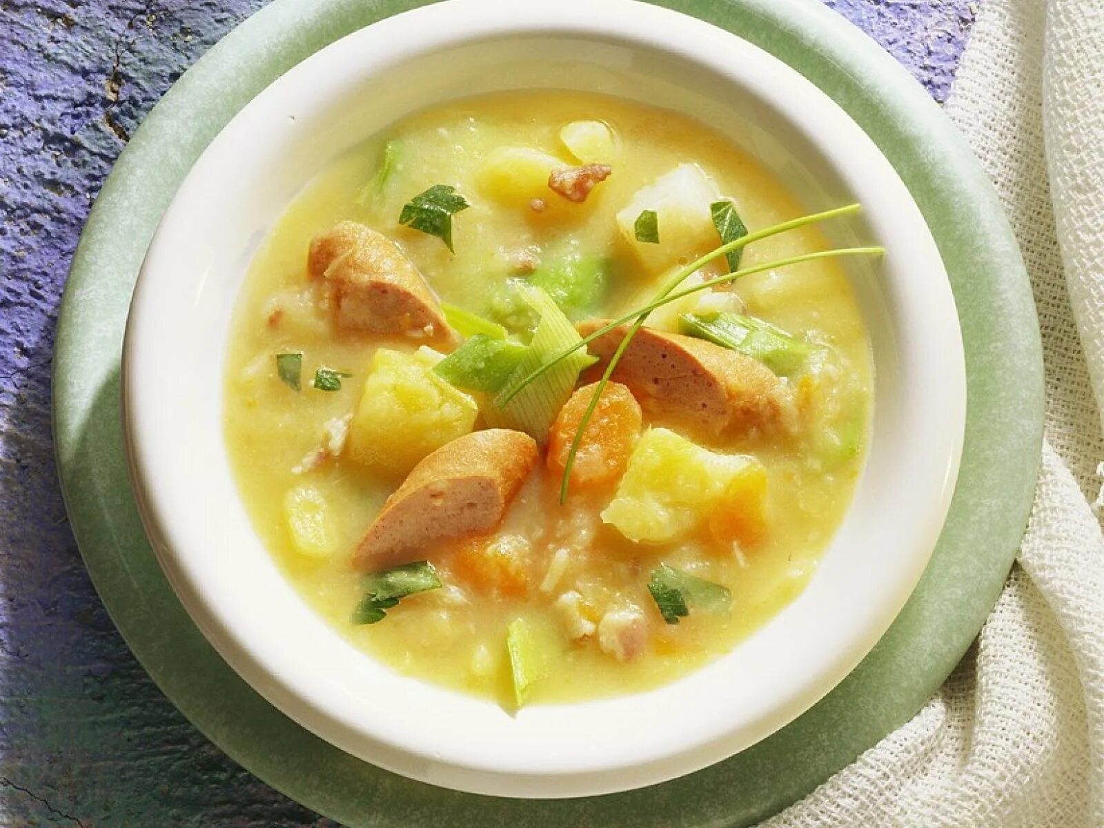 Суп с колобками. Суп с сосисками и яйцом. Суп с репой. Kartoffelsuppe суп. Детский суп с клецками