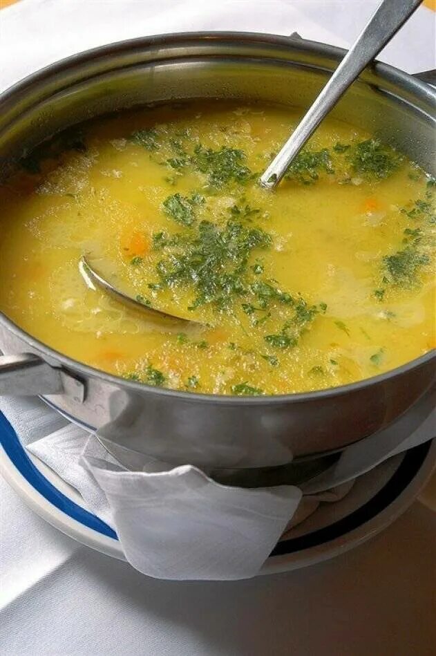 В кастрюле варится суп. Суп в кастрюле. куриный суп. куриный суп с вермишелью. куриный бульон в кастрюле.