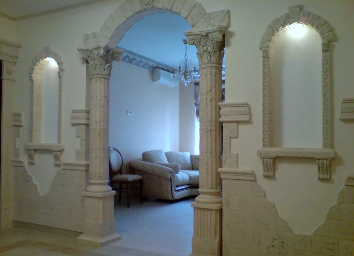 Обрамление камня. Декоративная арка в квартире. Гипсовые арки с колоннами. Арка с колоннами. Колонны на стену декоративные.