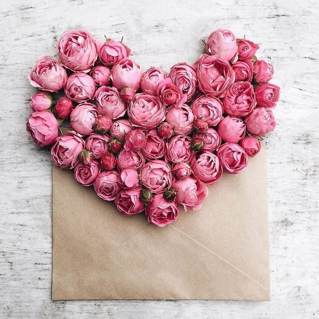 Мама розочки. Цветы в форме сердца. Сердце из цветов. Розы в форме сердца. Пионы сердечком.
