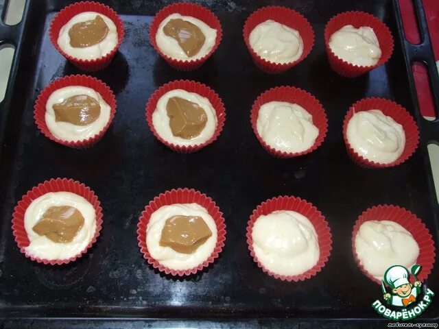 кексы с сгущенкой в формочках. кексики со сгущенкой в силиконовых формочках. кексы маффины со сгущенкой. кекс на сгущенке пышный. кексы на молоке в силиконовых формочках со сгущенкой.