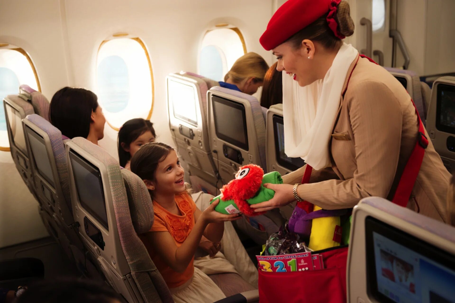 Первое путешествие за границу. Авиакомпания эмираты Emirates. Подарки детям в самолет. Подарки в самолете дяд детей. Самолет с пассажиром.