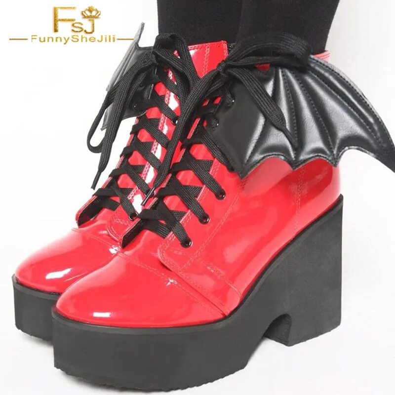 Красные лаковые ботинки. Черно красные ботинки. Красные ботинки на шнуровке.